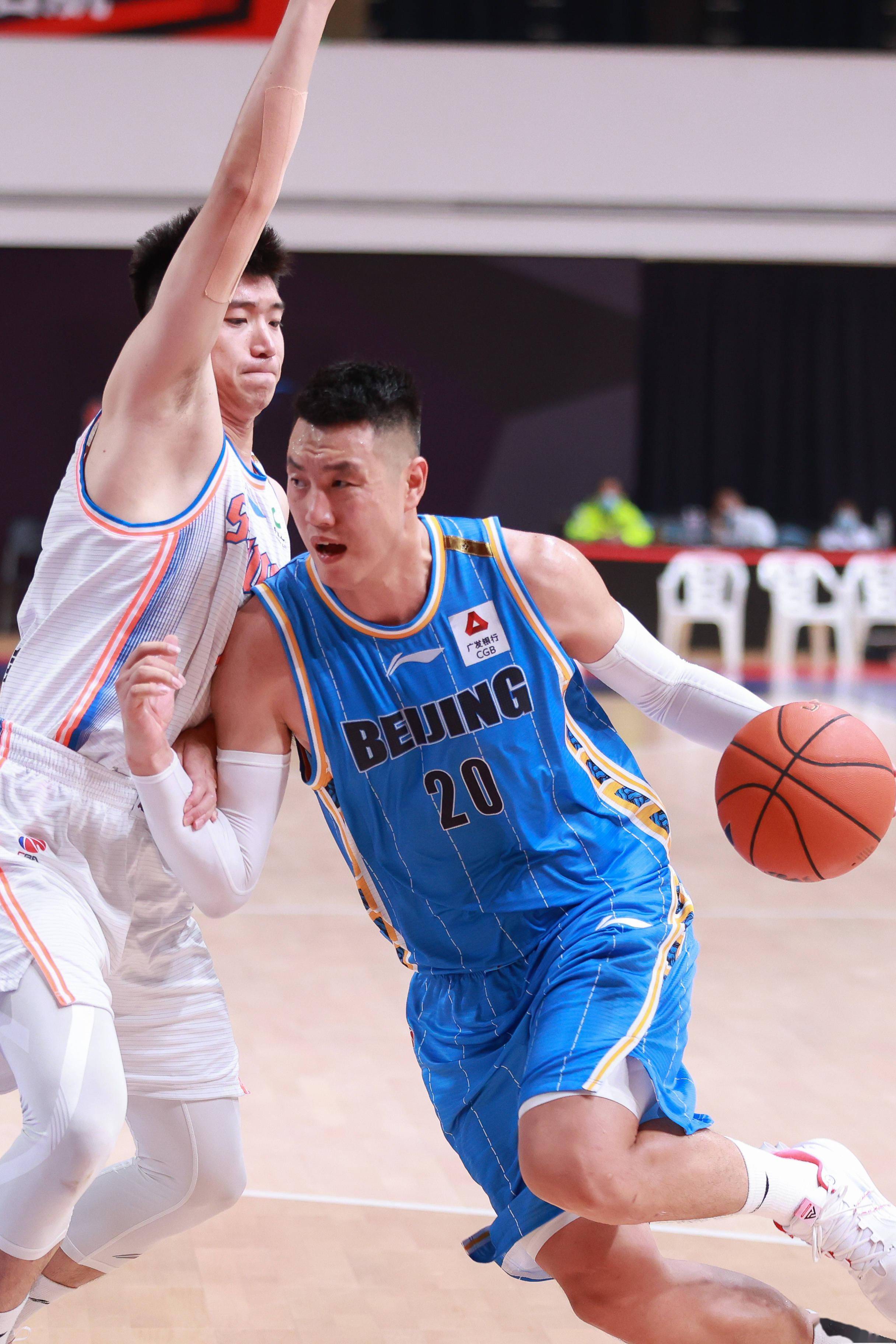 次进攻中屡 次进攻中屡